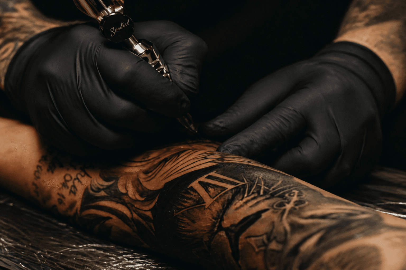 INK SELEN İstanbul dövme stüdyosunda siyah eldivenle fine line dövme uygulaması